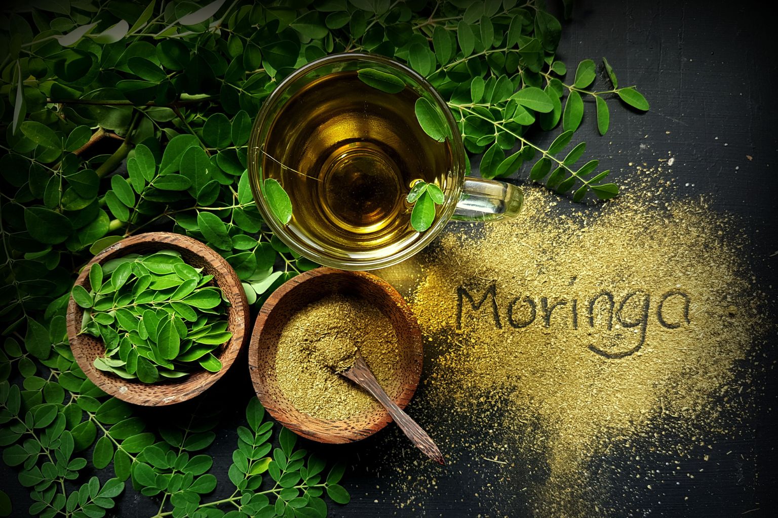 Diferentes presentaciones de moringa_ hojas frescas, polvo, cápsulas y té