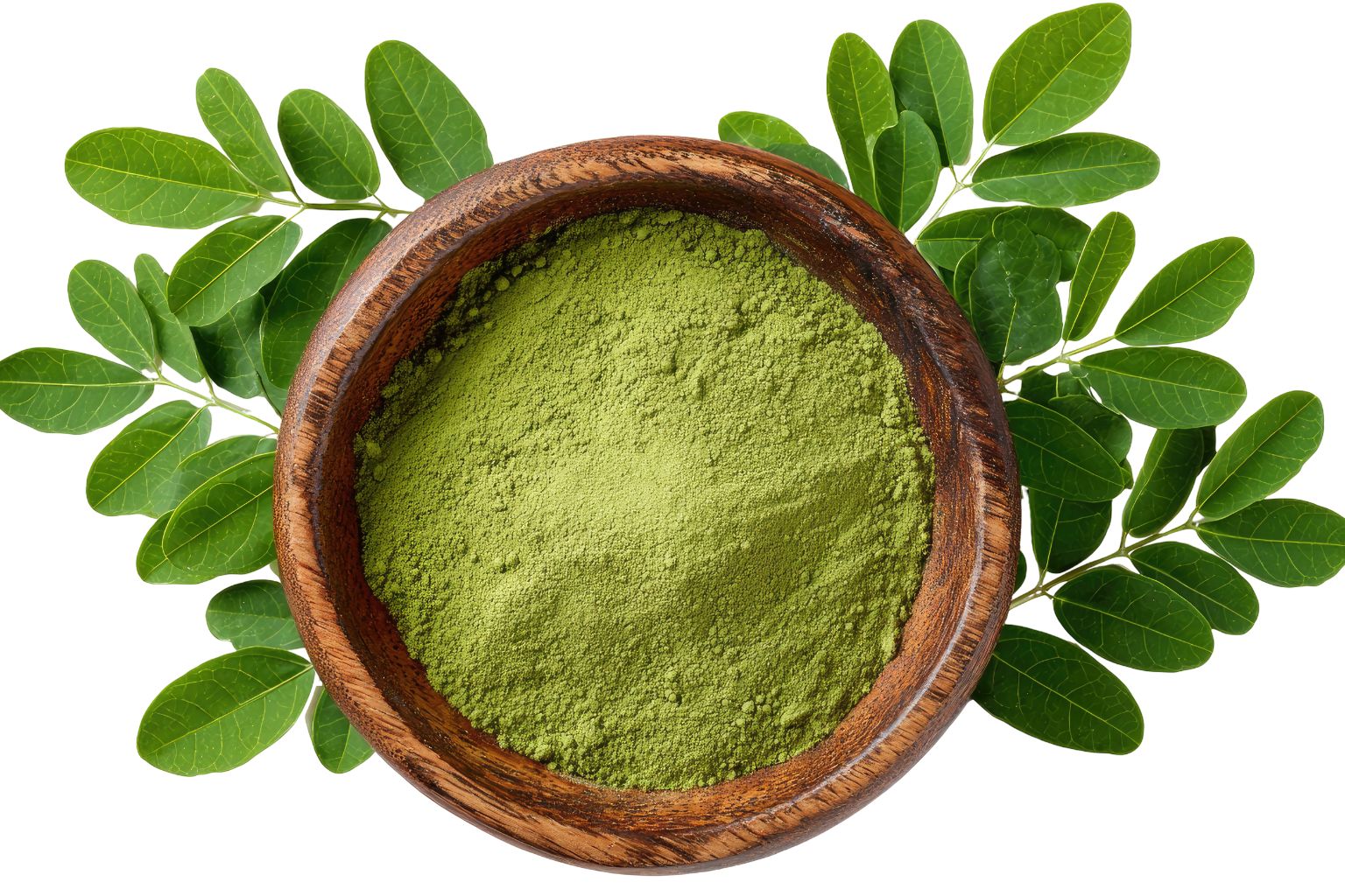 Hojas y té de moringa sobre superficie blanca para ilustrar sus contraindicaciones