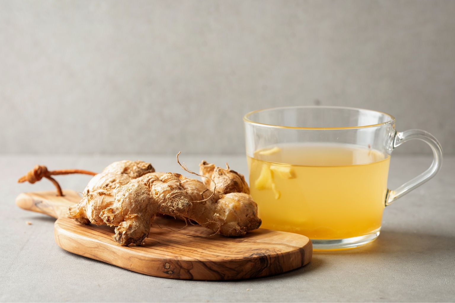 Infusión caliente de té de jengibre en taza transparente con vapor