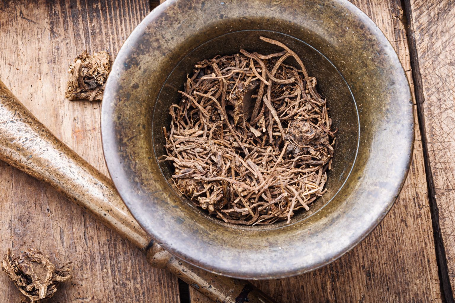 Para qué sirve la valeriana - infusión taza raíces secas preparación