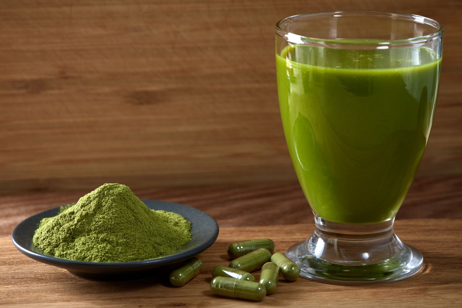 Taza de té de moringa humeante con hojas frescas en fondo rústico