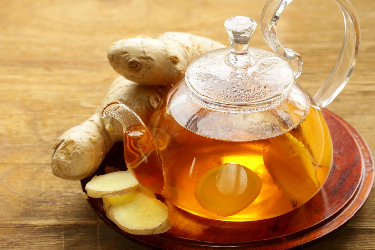 Té de jengibre para qué sirve infusión caliente con rodajas frescas