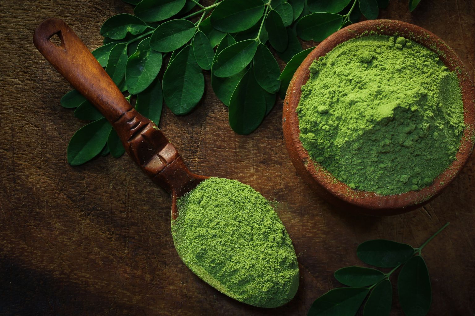 Té de moringa frío en bowl con algodón para aplicación en piel