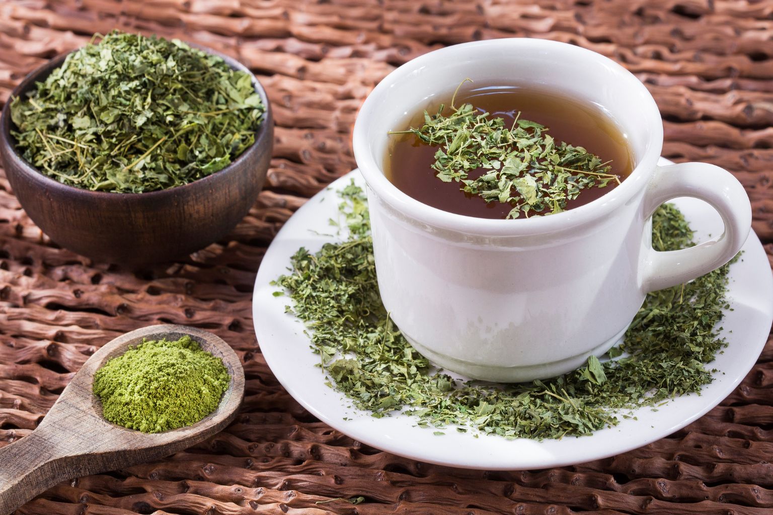 preparación de té de moringa